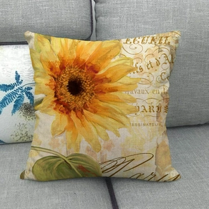 Gros plan sur la housse de coussin en lin avec motif tournesol et texte vintage