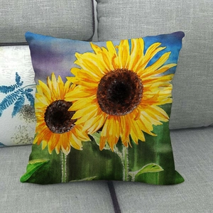 Federa per cuscino in lino con stampa girasole ad acquerello su un divano grigio