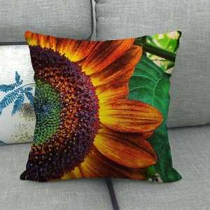 Dettaglio ravvicinato della stampa girasole su federa per cuscino in lino rustico