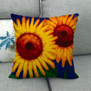 Dettaglio della federa in lino con pittura a olio di girasole su un divano grigio