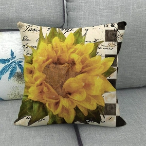 Détail de l'imprimé tournesol et script vintage sur housse de coussin en lin