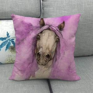 Detail eines künstlerischen Aquarell-Wildpferdedrucks auf Leinenkissenbezug auf Sofa