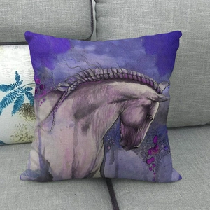 Detailstruktur des Leinen-Kissenbezugs mit künstlerischem lila Pferdemotiv auf einem Sofa