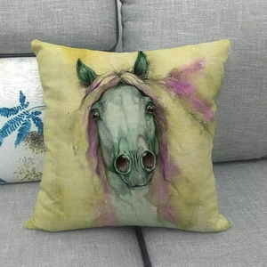 Leinen-Kissenbezug mit künstlerischem Wildpferd-Aquarellmuster auf grauem Sofa