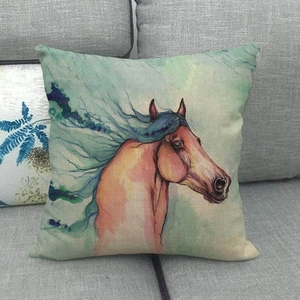 Kissenbezug aus Leinen mit Aquarell-Pferdemotiv auf einem grauen Stoffsofa