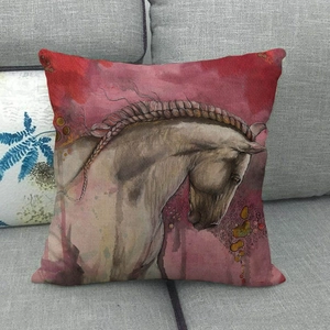 Künstlerischer Leinen-Kissenbezug mit Wildpferdmotiv auf rotem Aquarellhintergrund