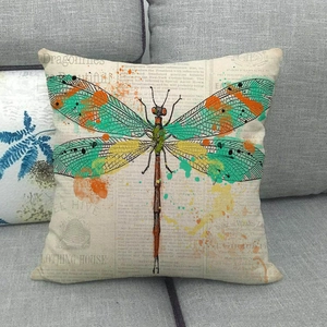 Détail d'une housse de coussin en lin avec motif libellé et imprimé journal vintage