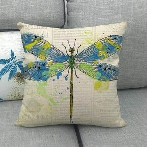 Détail d'une housse de coussin en lin vintage avec libellule aquarelle et imprimé rétro