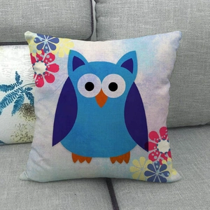 Coussin décoratif style lin avec chouette bleue de dessin animé et motifs floraux