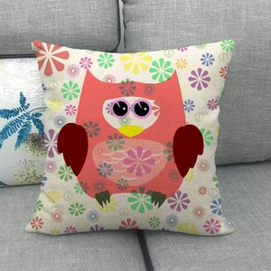 Housse de coussin en lin avec hibou rouge et motifs de fleurs de paix sur un canapé
