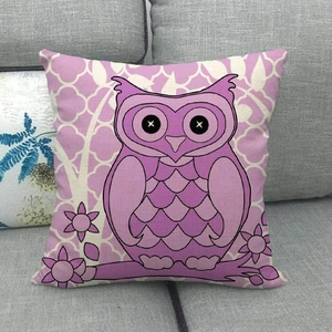 Détail de la housse de coussin en lin à motif de hibou sur un canapé gris moderne