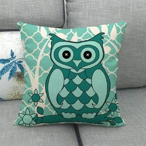 Détail du coussin en lin avec motif de hibou et design géométrique moderne