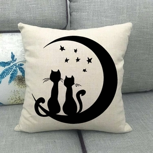 Nahaufnahme von Leinen-Kissenbezug mit Katzen-Mond-Silhouette auf grauem Stoffsofa