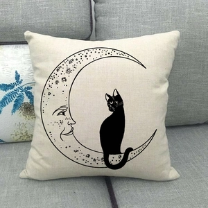 Boho-Kissenbezug aus Leinen mit Mond und schwarzer Katze auf modernem grauem Sofa