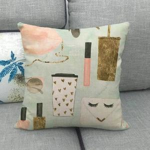 Dettaglio federa in lino con motivi borsa acquerello su un divano in tessuto grigio