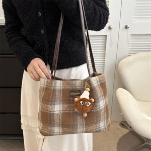 Bolso tote de cuadros marrones con colgante de monstruo de peluche y correa de hombro
