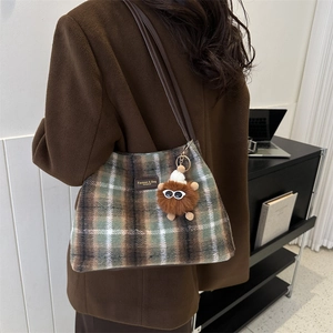 Bolso tote de lana a cuadros marrones a la moda con charm de monstruo de peluche al hombro