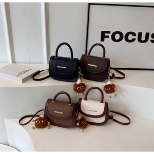 Ensemble de sacs à main minimalistes en quatre coloris avec breloques peluches