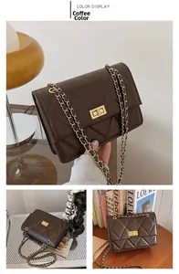Trois vues d'un sac à bandoulière matelassé marron avec chaîne dorée et fermoir rotatif
