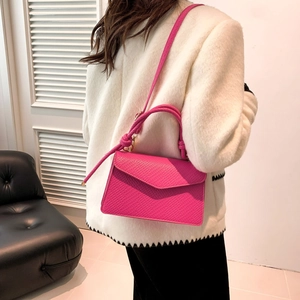 Borsa a tracolla alla moda in pelle martellata rosa con dettagli dorati e manico superiore