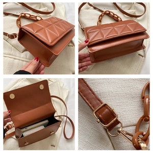 Détail du sac carré matelassé caramel avec poignée en résine et boucles dorées