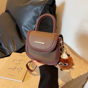 Mode Femmes Sac Selle en Cuir PU Minimaliste Texture Litchi Sac à Bandoulière Sac à Main Avec Pendentif Monstre en Peluche
