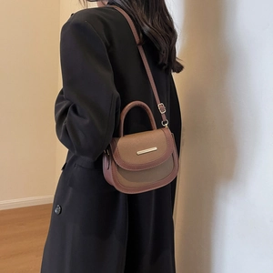 Sacoche vintage pour femme en cuir bicolore marron et kaki avec boucle dorée