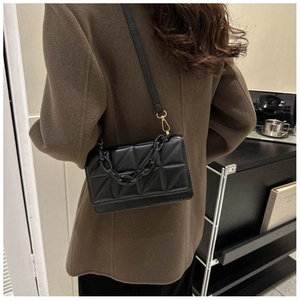 Vue détaillée du sac à bandoulière en cuir PU noir matelassé avec chaîne dorée