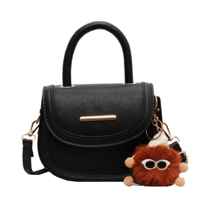Sac à main selle en cuir noir minimaliste avec poignée ronde et breloque peluche mignon