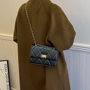 Sac à bandoulière matelassé noir classique pour femme avec chaîne dorée et fermoir carré
