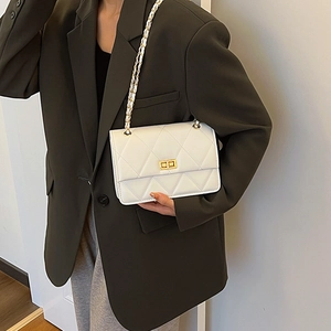Sac bandoulière blanc matelassé élégant avec chaîne dorée et fermoir pivotant en métal