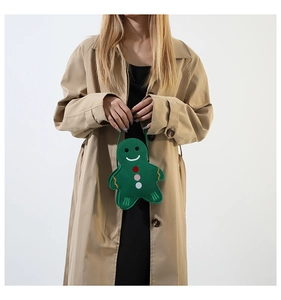 Détail du sac de Noël en feutre vert foncé avec motif bonhomme de pain d'épices brodé