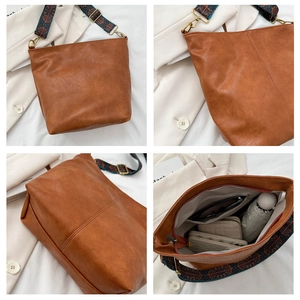 Vues détaillées du sac seau marron caramel avec large bandoulière à motif et intérieur spacieux