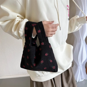 Sac à main en velours côtelé noir avec imprimé fraise rouge pour femme au style décontracté