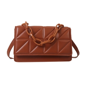 Sac bandoulière matelassé marron caramel avec chaîne en résine et bandoulière en cuir PU