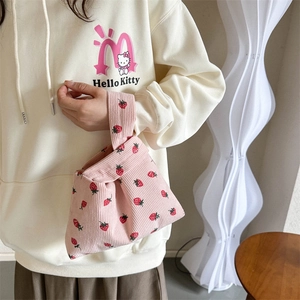 Sac à main en velours côtelé rose à motif fraises avec un sweat à capuche beige