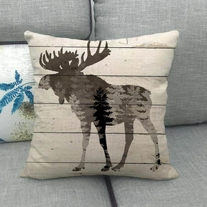 Housse de coussin en lin nordique avec silhouette d'élan et motif bois naturel