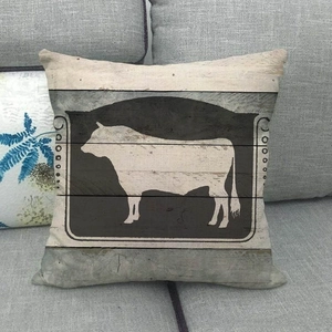 Gros plan d'une housse de coussin en lin rustique avec silhouette de taureau