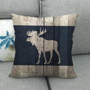 Détail de la housse de coussin en lin avec grain de bois, silhouette d'élan et rayures