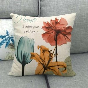 Détail de housse de coussin en lin avec fleurs colorées et texte Home is where your Heart is