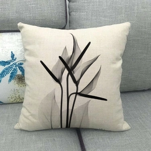 Détail de l'imprimé floral artistique noir et blanc sur la housse de coussin en lin