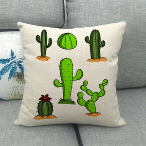 Housse de coussin en lin avec imprimés cactus verts sur fond de canapé gris