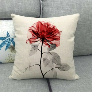 Détail du motif floral X-ray coloré sur une taie d'oreiller en lin posée sur un canapé
