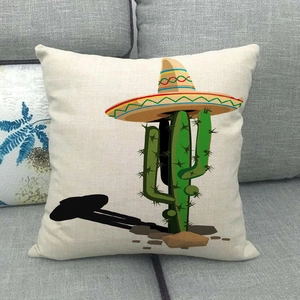 Détail de la housse de coussin en lin avec un motif de cactus et un sombrero