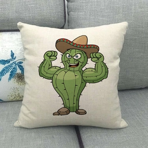 Détail de la housse de coussin en lin avec cactus au sombrero sur canapé gris