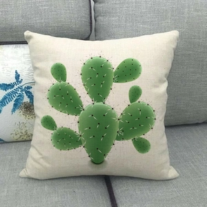 Gros plan sur l'imprimé cactus vert de la housse de coussin en lin texturé naturel