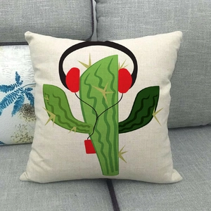 Housse de coussin en lin avec motif cactus et casque sur un canapé gris moderne
