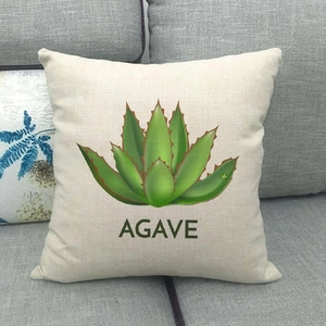 Détail d'une taie d'oreiller en lin agave montrant le tissu sur un canapé gris