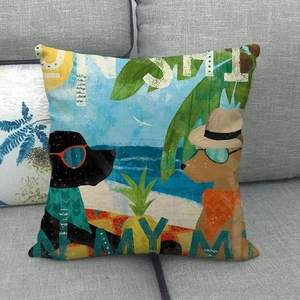 Détail d'une housse de coussin en lin avec motif chien tropical sur sofa gris