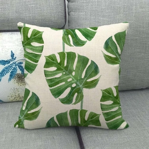 Détail de l'imprimé feuille de monstera tropicale sur une taie d'oreiller décorative en lin